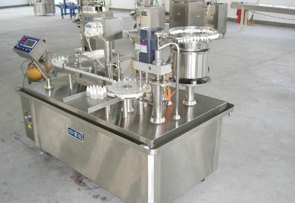 自動隱形眼鏡護(hù)理液灌裝機現(xiàn)場圖